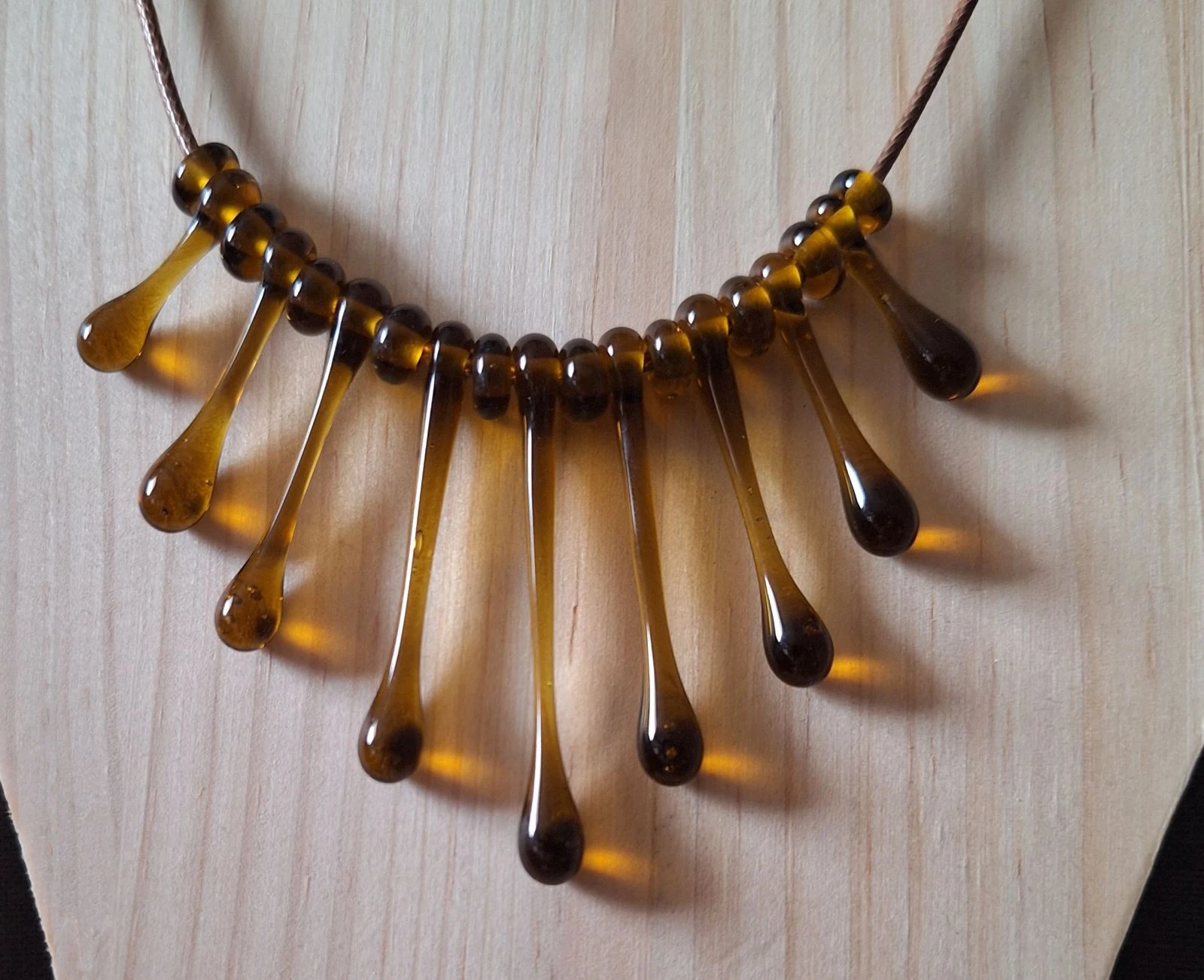 Handgemaakte ketting van gerecycled glas